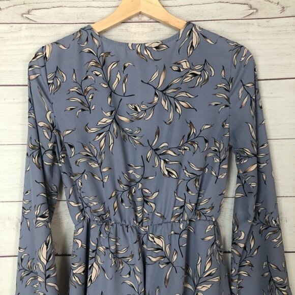Boutique The Hanger Blue Floral V-Neck Bell Sleeve Romper S - Picture 10 of 12